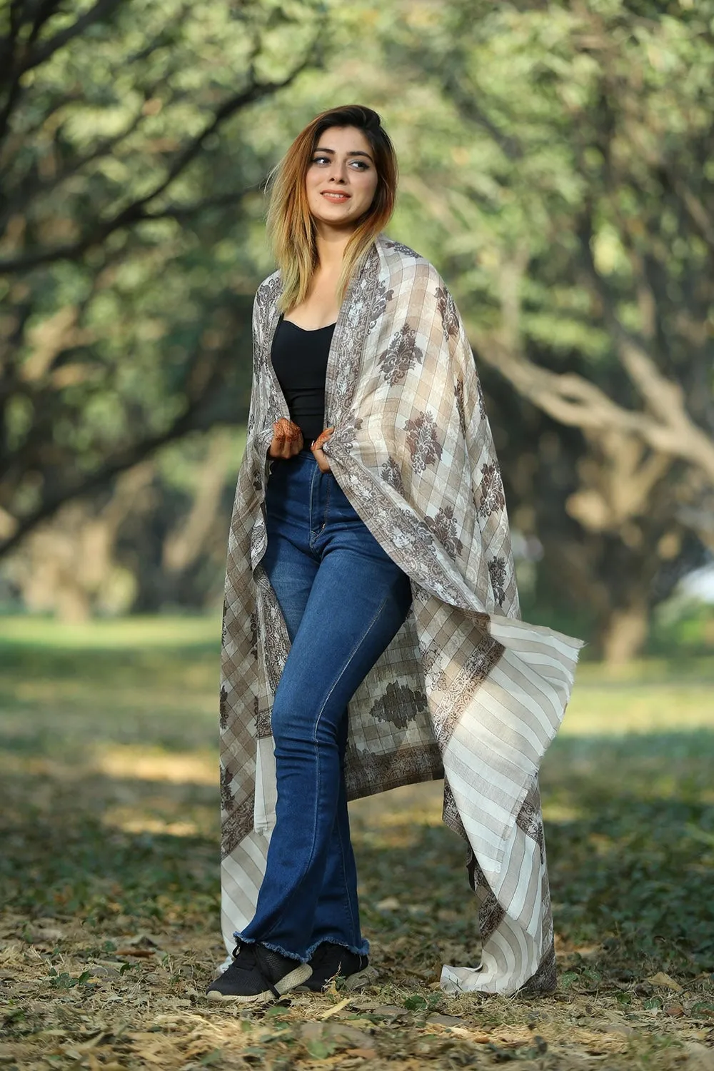 BEIGE COLOUR SHAWL DEFINES FEMINISM AND ADDS STEADY LOOK