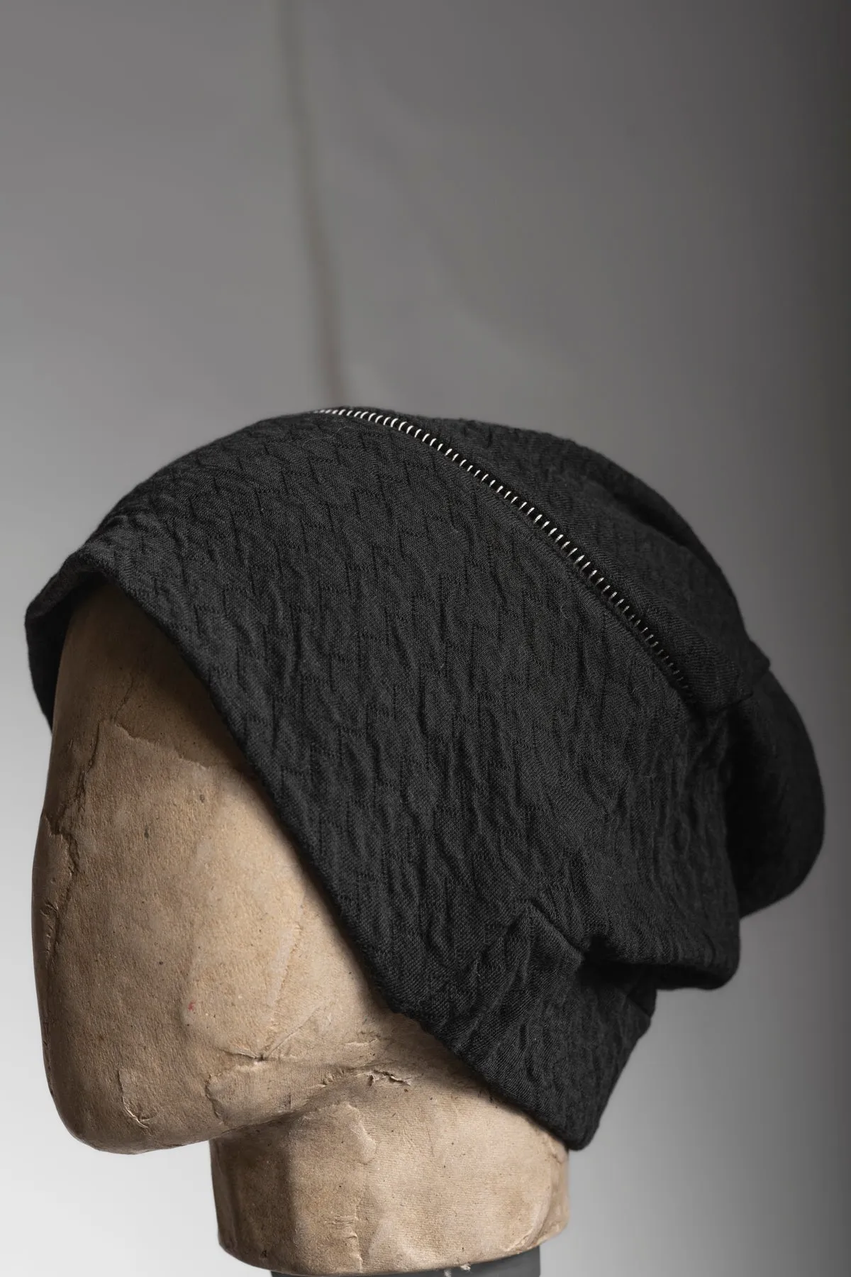 eigensinnig wien | Balint | Schwarzer Designer Slouchy Beanie aus Merinowolle